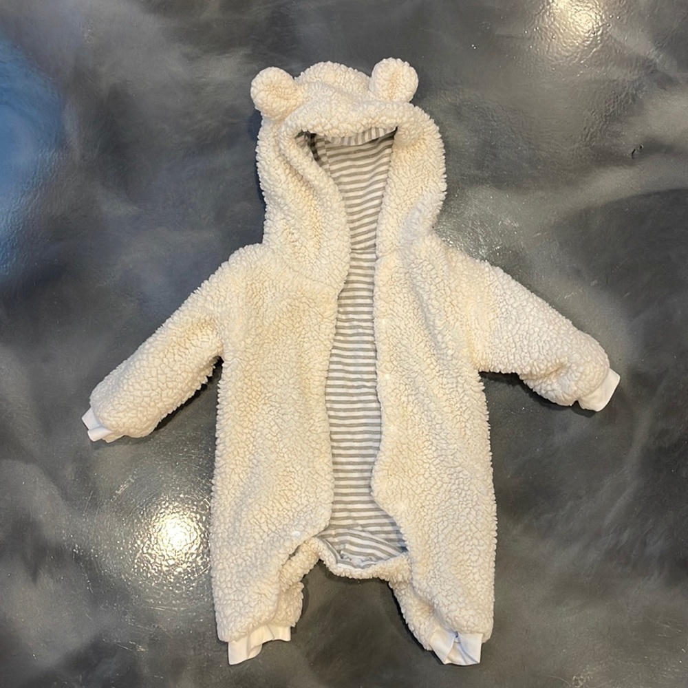 Fleece baby onesie 0-3 months EUC